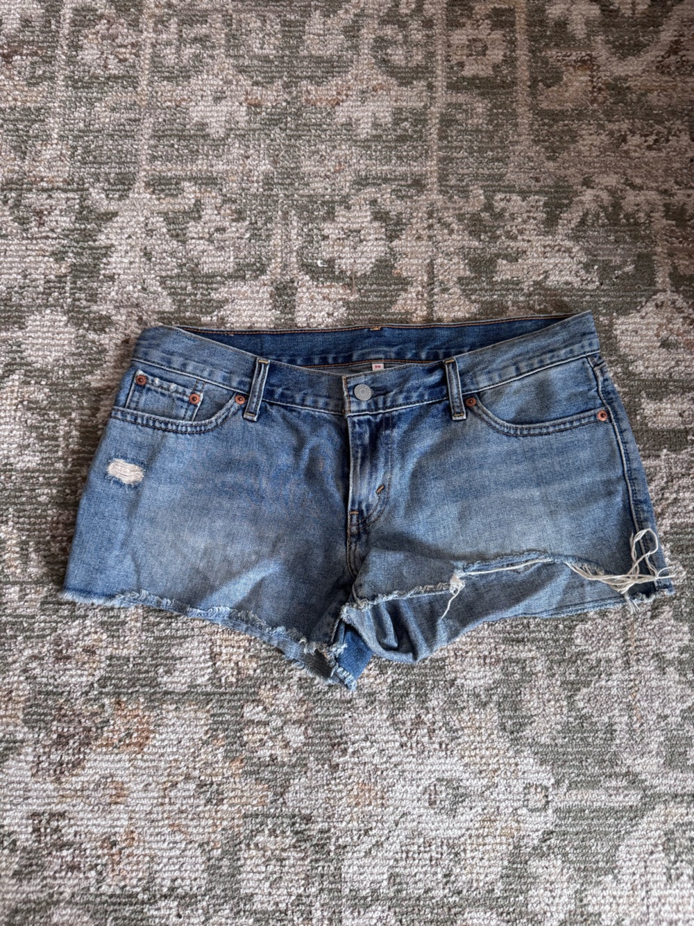 Levi’s mid rise cut off shorts